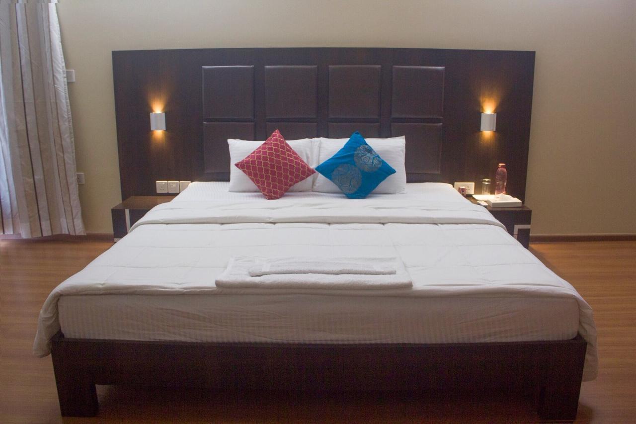 Amanora Park Town Bed and Breakfast Pune Exteriör bild