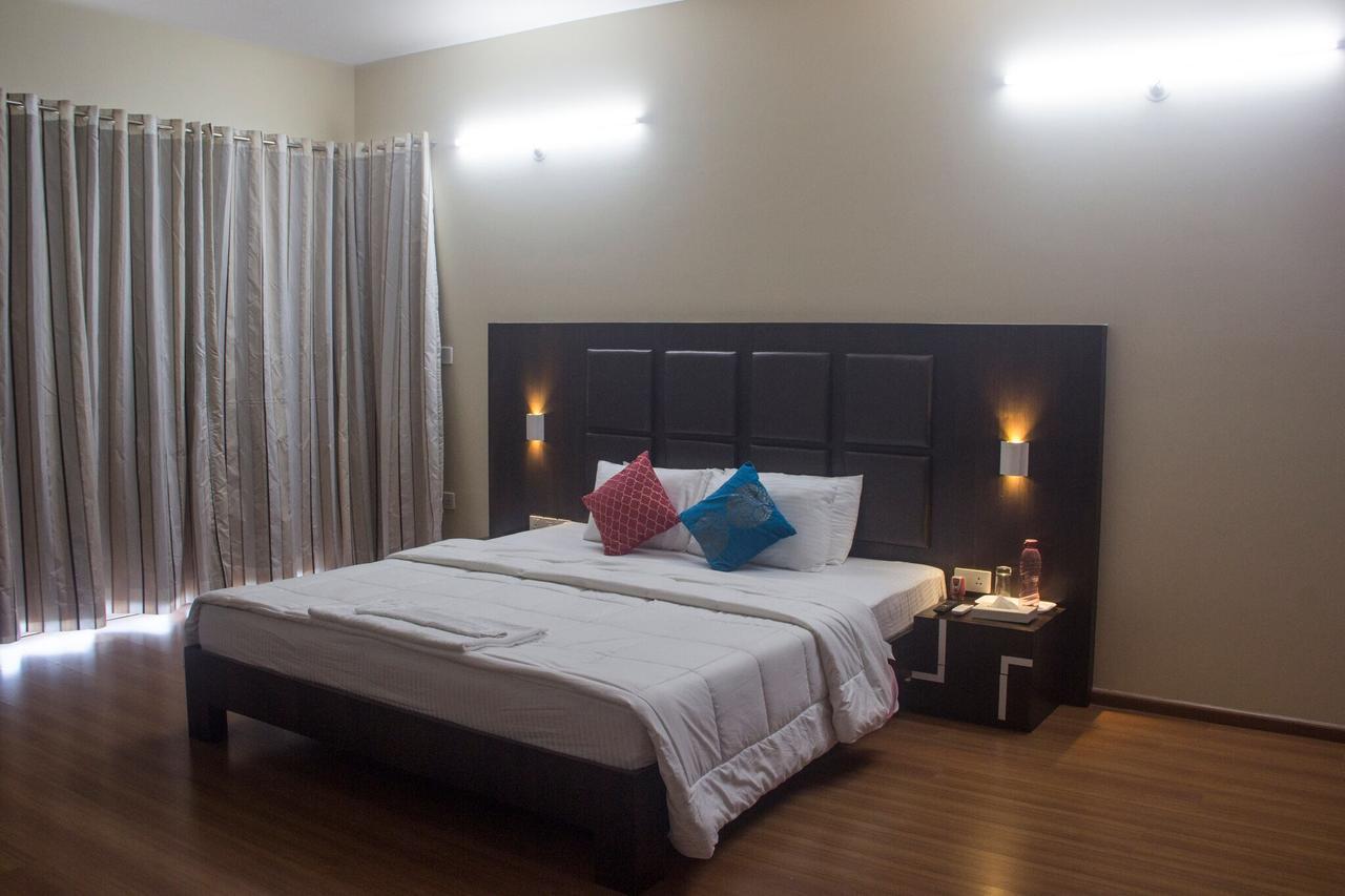 Amanora Park Town Bed and Breakfast Pune Exteriör bild